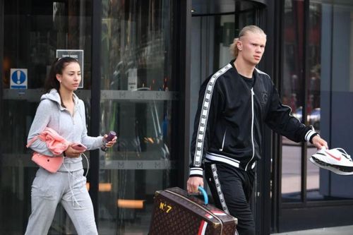 Haaland mệt mỏi đưa bạn gái hồi hương sau chuỗi tiệc tùng liên miên