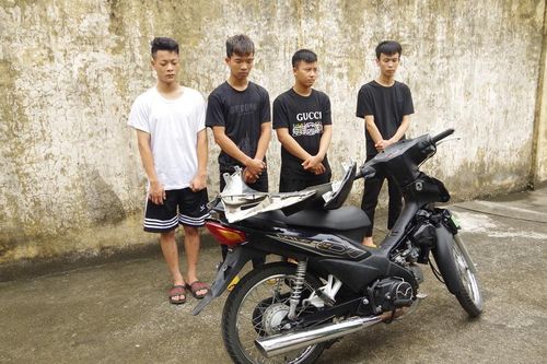 Bốn đối tượng 10X dàn cảnh chặn cướp xe máy trên quốc lộ