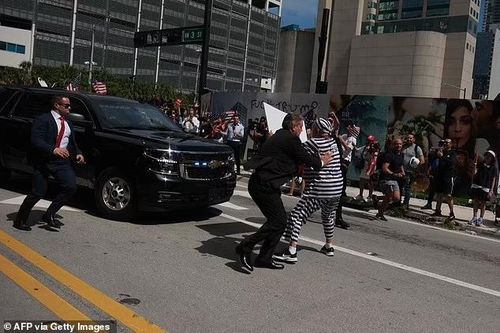 Bắt giữ người đàn ông chặn đoàn xe của cựu Tổng thống Mỹ Donald Trump