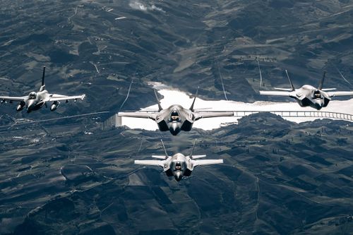 Hàng chục tiêm kích F-35 quay đầu sau khi áp sát St. Petersburg