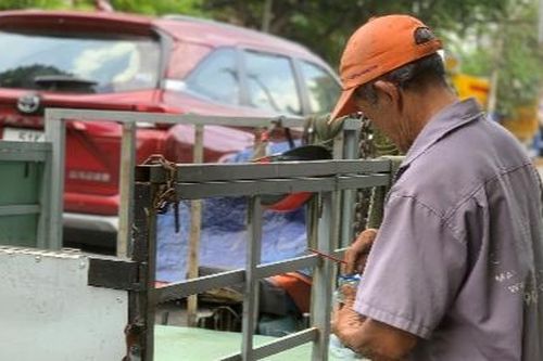 Chật vật mưu sinh