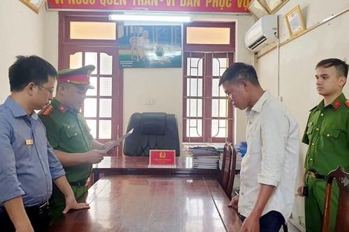 Khởi tố đối tượng mượn xe ô tô đi trộm tài sản