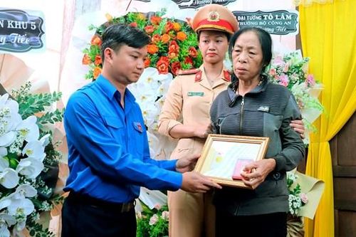 Trao tặng Huy hiệu 'Tuổi trẻ dũng cảm' cho 5 cán bộ, chiến sĩ tại Đắk Lắk