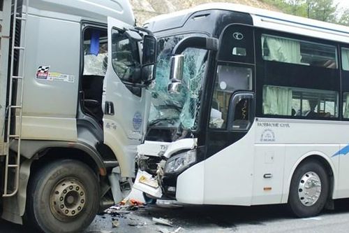 Huế: Xe tải đối đầu với xe khách, nhiều người bị thương, mắc kẹt trong xe