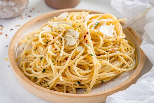 15 phút làm mì spaghetti sốt dầu tỏi ớt