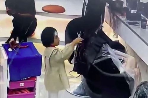 Bé gái Trung Quốc cầm kéo cắt tóc người lạ gây phẫn nộ