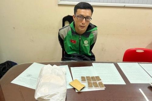 Tạm giữ thanh niên cải trang xe ôm Grab để bán ma túy