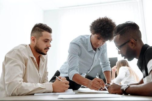 Gen Z ở Anh đi làm nhưng không hiểu đồng nghiệp nói gì