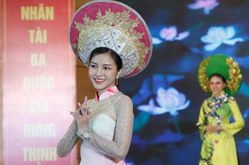 Mẫu ảnh không chuyên lan tỏa tình yêu áo dài