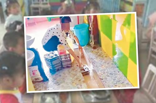 Trường mầm non Trung Quốc rửa bát đĩa của trẻ trong máng đi tiểu