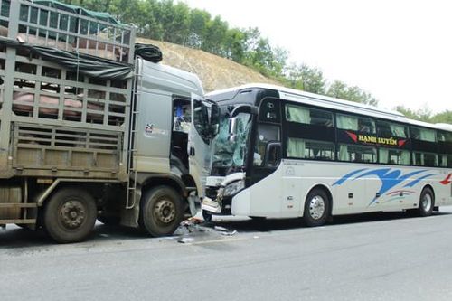 Tai nạn giao thông ngày 14/6/2023: Sét đánh, thanh niên đi SH ngã xuống đường chết