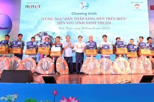 Tặng quà cho ngư dân tỉnh Ninh Thuận