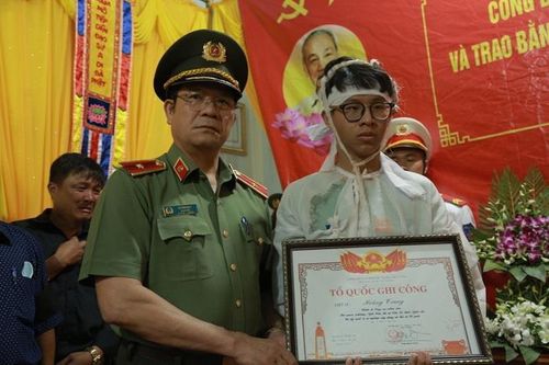 'Anh đi trực rồi sẽ về với mẹ con!'