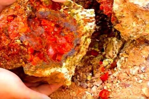 Tảng đá kỳ lạ, đỏ như máu nhưng là 'kho báu' vô song