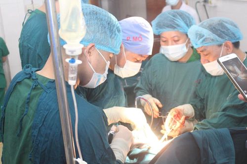Một nông dân ở Điện Biên bị máy phay chèn qua ngực