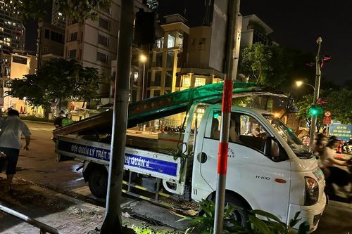 Bị phát hiện bắt cá trái phép, 1 kẻ lao xuồng vào CSGT tháo chạy