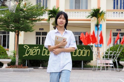 Ấn tượng nữ thủ khoa môn Văn đa tài