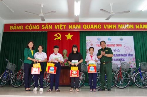 Các đơn vị thuộc BĐBP Khánh Hòa, An Giang tặng quà phụ nữ, học sinh nghèo khu vực biên giới