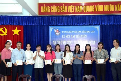 Bạc Liêu tổ chức trao thẻ hội viên Hội Nhà báo Việt Nam giai đoạn 2021-2026