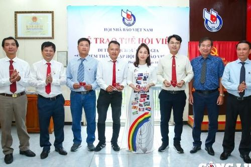 Lễ trao thẻ Hội viên Hội Nhà báo Việt Nam ý nghĩa tại ATK Định Hóa, Thái Nguyên