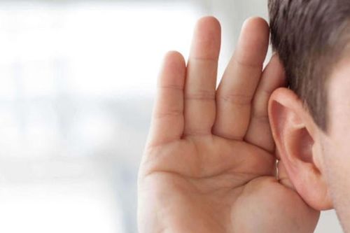 Người phụ nữ bị điếc đột ngột khi ngủ dậy