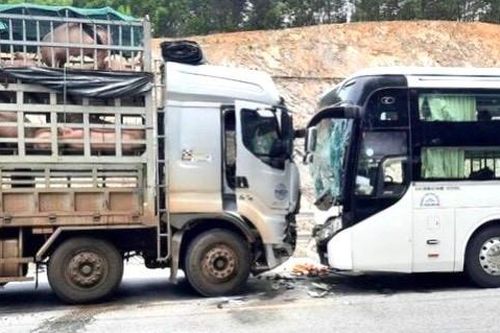 Ô tô tải tông trực diện xe khách ở Huế, 4 người bị thương