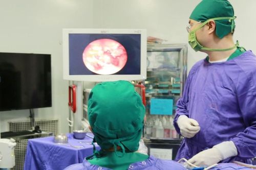 Nhức tai nhẹ, trẻ 5 tuổi đến viện phát hiện mắc u tai cực hiếm