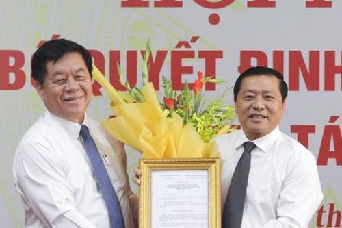 Công bố quyết định của Bộ Chính trị về công tác cán bộ