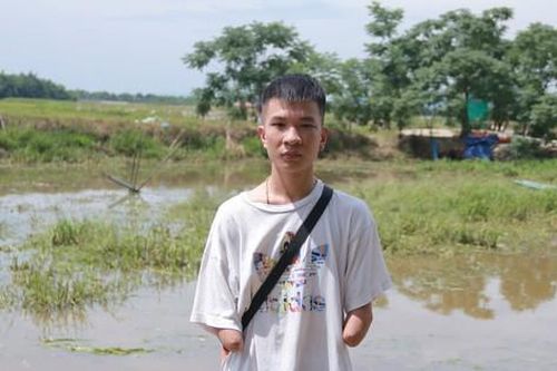 Giải cứu gần 200 con cá trong hồ câu cho chàng trai khuyết tật