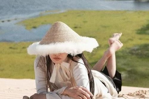 Mỹ nhân Thái Lan đội nón lá, mặc áo dài du lịch Mũi Né