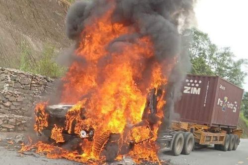 Xe container bốc cháy dữ dội trên quốc lộ đoạn qua TP Lào Cai