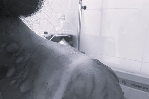 Khí ga bất ngờ phát nổ khi nấu ăn, người phụ nữ nhanh trí nhảy xuống ao