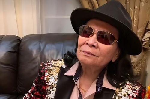 'Đệ nhất danh ca vọng cổ' Minh Cảnh dù mang bệnh hiểm nghèo vẫn đi hát