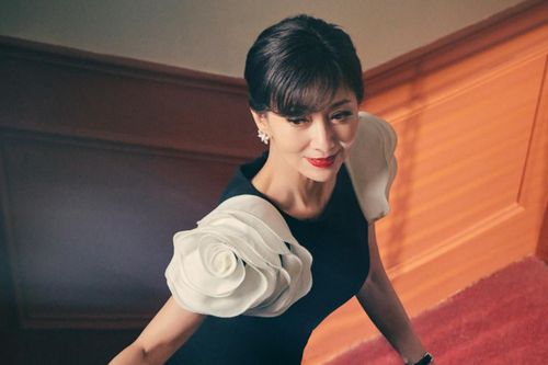 Minh tinh Triệu Nhã Chi trẻ trung ngỡ ngàng ở tuổi 69