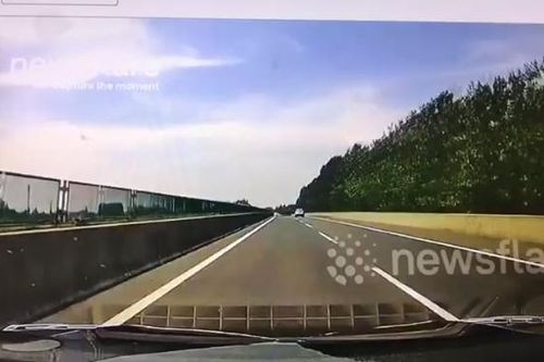 Xe cứu thương chạy ngược chiều trên cao tốc suýt gây tai nạn