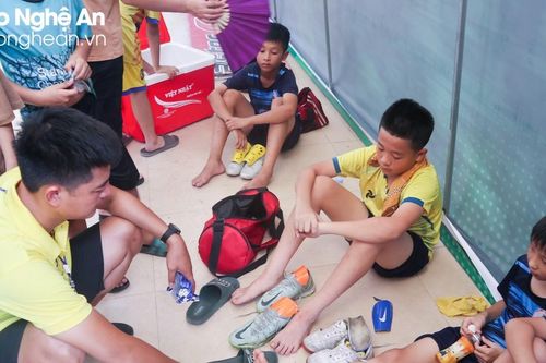 Bên lề sân cỏ: 'Khi người đàn ông khóc'