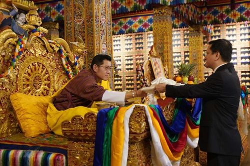 Đại sứ Nguyễn Thanh Hải trình Quốc thư lên Quốc vương Bhutan