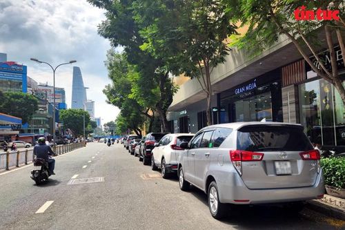 TP Hồ Chí Minh: Ô tô đỗ tràn lan chiếm dụng vỉa hè, lòng đường