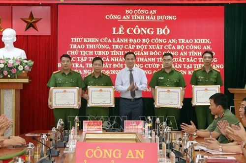 Khen thưởng tập thể, cá nhân trong điều tra vụ cướp tiệm vàng ở Hải Dương
