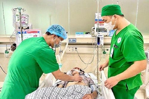 Người đàn ông nhập viện cấp cứu sau 7 ngày uống rượu liên tục không ăn