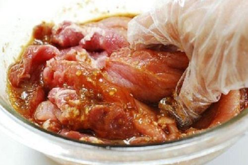 Đầu bếp kinh nghiệm 20 năm chia sẻ: Cách ướp thịt nướng ngon như ngoài hàng, mềm tan ăn không chán
