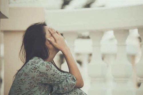 Ly hôn 5 năm, chồng cũ đột nhiên tới tận nhà ôm chầm lấy tôi rồi đòi sống chung nhưng tôi né tránh thì lập tức anh ta trở mặt đòi 2 tỷ từ giá trị căn nhà mà mẹ con tôi đang ở