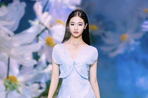 Mẫu nhí Minh Anh khoe nhan sắc ngọt ngào tựa nàng thơ