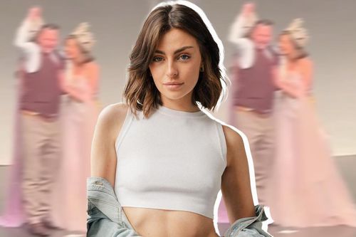 Xúc động khoảnh khắc người cha bất ngờ 'phóng' lên sân khấu ôm chầm con gái khi đăng quang Hoa hậu