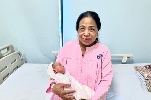 Người phụ nữ ở Hải Phòng quyết định sinh con ở tuổi 60, tình trạng em bé lúc chào đời gây chú ý