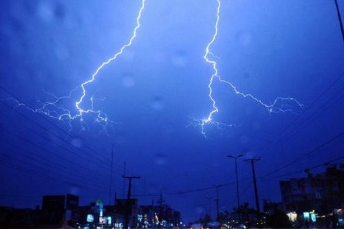 Sét đánh vào 3 người đứng trú mưa, một thanh niên tử vong thương tâm