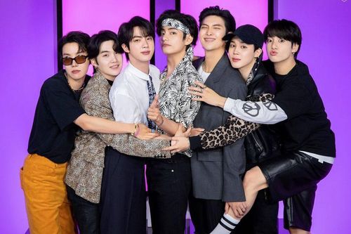 BTS ra mắt phim điện ảnh: Từ nhóm nhạc phát tờ rơi đến Quốc bảo Hàn Quốc
