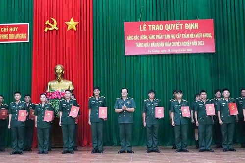 An Giang: Trao quyết định nâng lương, phụ cấp, thăng quân hàm cho 134 quân nhân