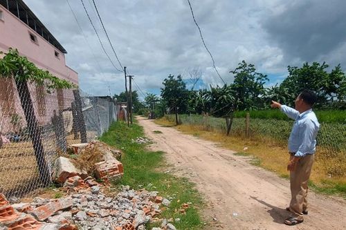 Tự nguyện hiến đất làm đường giao thông nông thôn