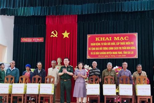 Khám bệnh, tặng quà cho gia đình có hoàn cảnh khó khăn, chính sách huyện Mang Yang